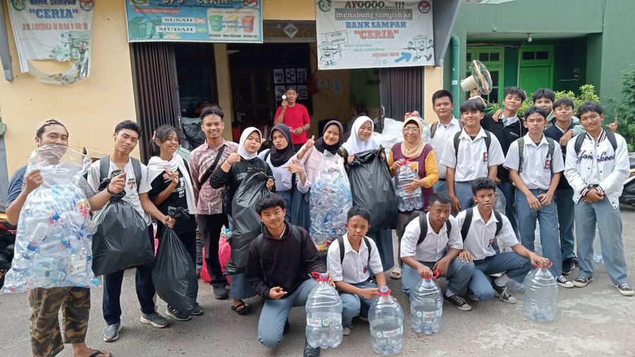 Edukasi pengelolaan sampah ke siswa sekolah