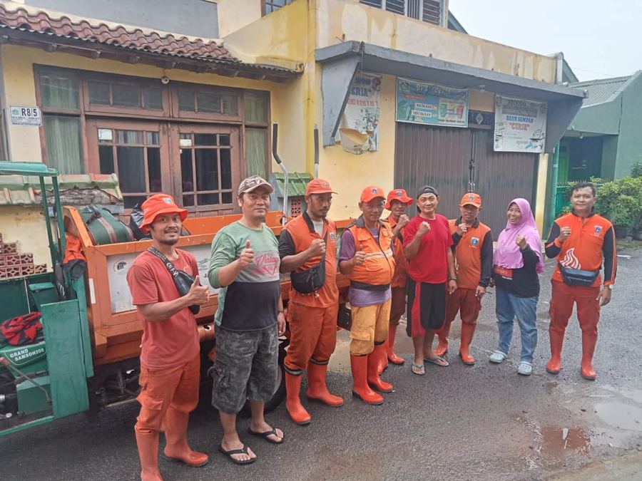 Koordinasi petugas kebersihan Bank Sampah Ceria RW 07