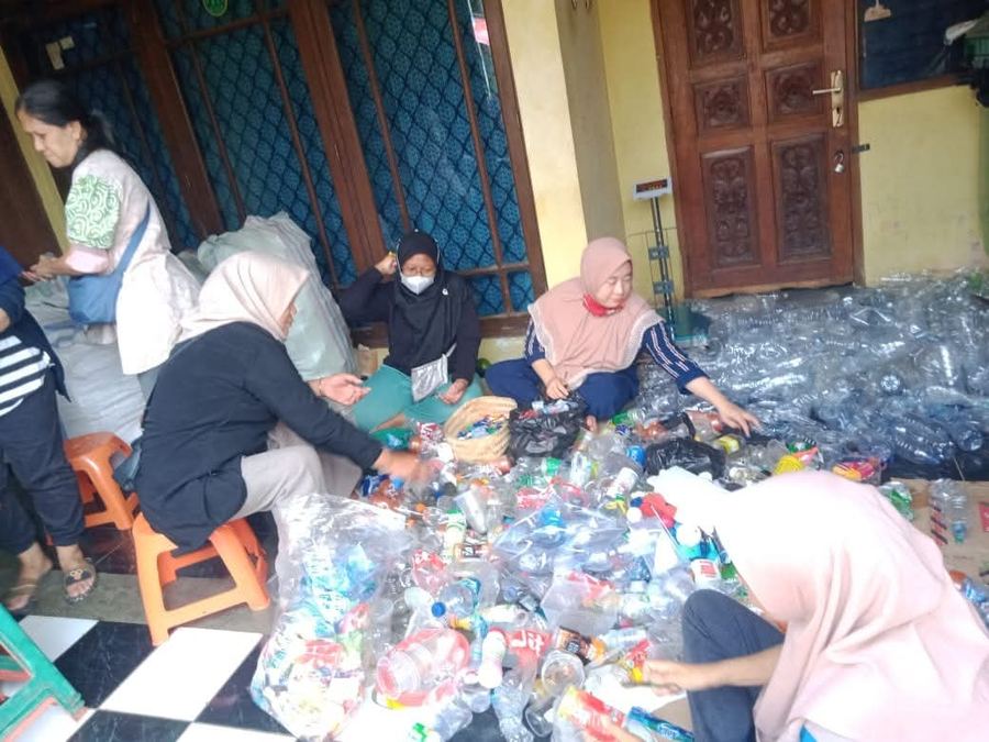 Proses pemadatan sampah anorganik secara manual