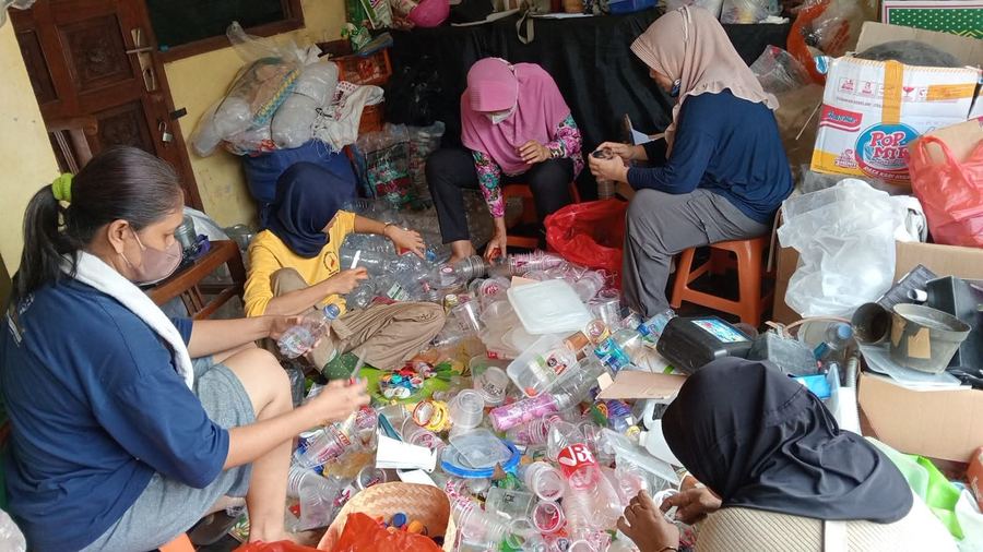 Pengumpulan dan pemilahan sampah anorganik oleh warga Bank Sampah Ceria RW 07